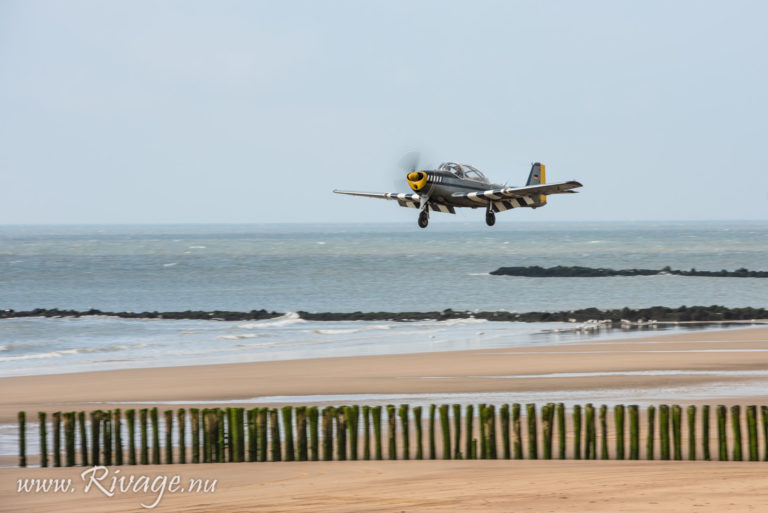 Vintage vliegtuig land op het strand