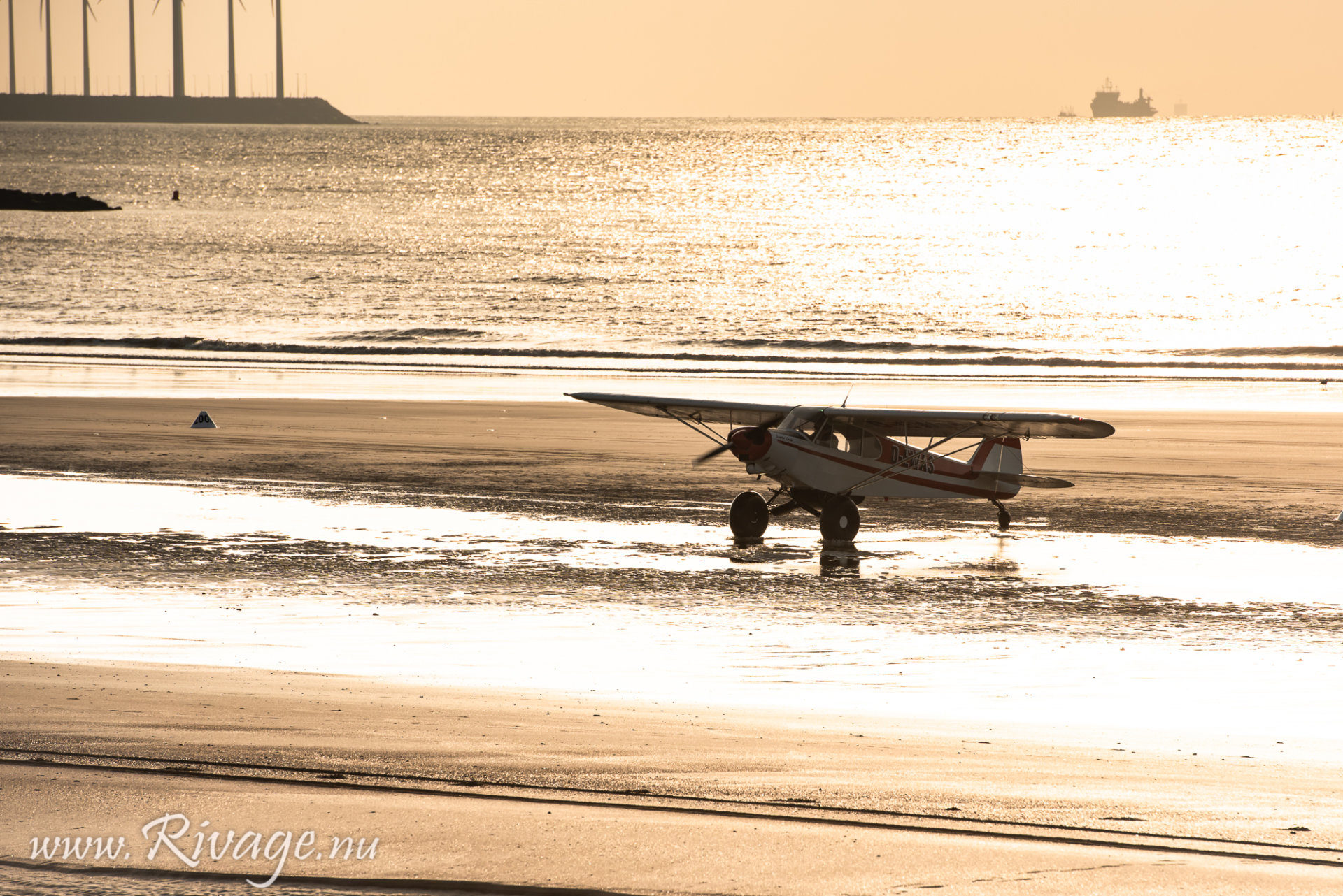 vintage vliegtuig geland op het strand